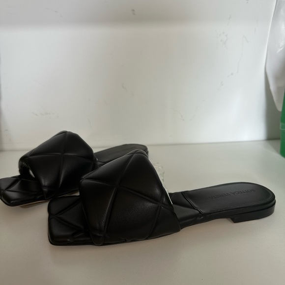 Bottega Veneta black rubber lido sandals size 37 BRAND NEW WITH BOX AND DUSTBAGS - Picture 4 of 5